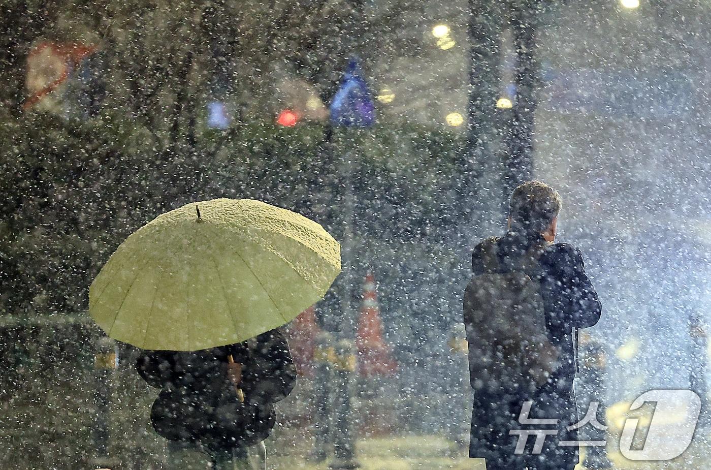 18일 새벽 도심을 지나는 시민들이 거센 눈발을 피해 발걸음을 재촉하고 있다. 2025.3.18/뉴스1 ⓒ News1 박정호 기자