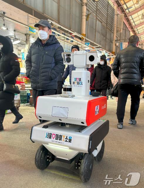 본문 이미지 -  전통시장에 도입된 화재순찰로봇.(서울시 제공)