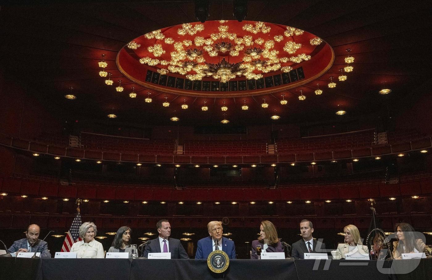 워싱턴의 대표적 공연장인 케네디 센터 이사회에 참석한 도널드 트럼프 미국 대통령.  ⓒ AFP=뉴스1 ⓒ News1 우동명 기자