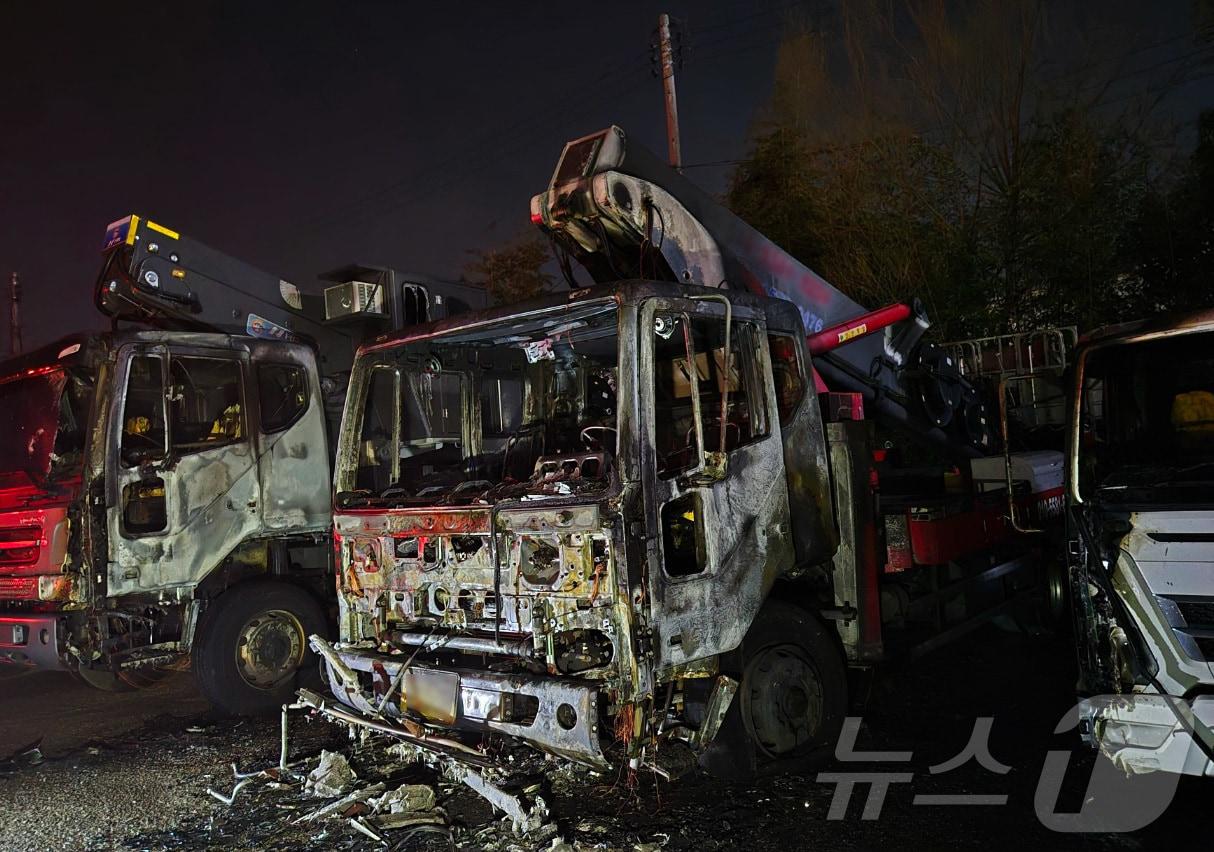 본문 이미지 - 17일 오후 6시 57분쯤 광주 광산구 신가동 한 공터 주차장에서 불이 나 5톤 트럭 등 차량 3대가 불에 타 소방서 추산 9900만 원의 재산피해가 발생했다. 사진은 현장의 모습. (광주 광산소방 제공. 재판매 및 DB 금지) 