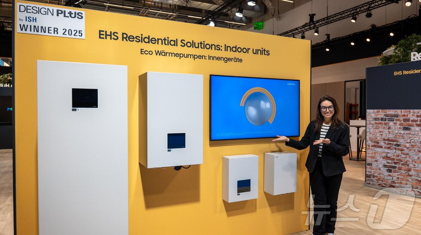 독일 냉난방공조전시회 'ISH 2025'에서 '디자인플러스 어워드' 상을 받은 삼성전자 '슬림핏 클라이밋허브 모노(Slim Fit ClimateHub Mono)'와 '하이드로 유닛 모노(Hydro Unit Mono)' 전시 모습(삼성전자 제공)