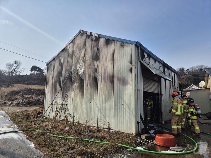 본문 이미지 - 당진 신평면 농자재 창고 화재 진압 모습.(당진소방서 제공.. 재판매 및 DB금지) /뉴스