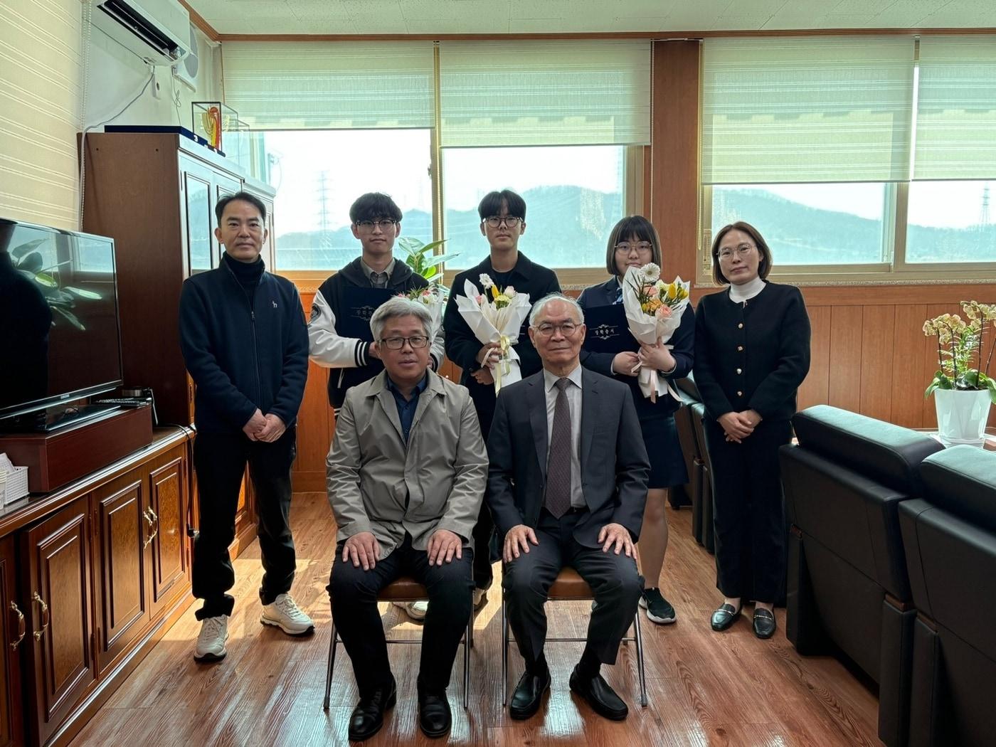 본문 이미지 - 한세예스24문화재단 의당장학회가 15일 음봉면 행정복지센터에서 제 38회 의당장학금 수여식을 진행했다.(한세예스24문화재단제공)