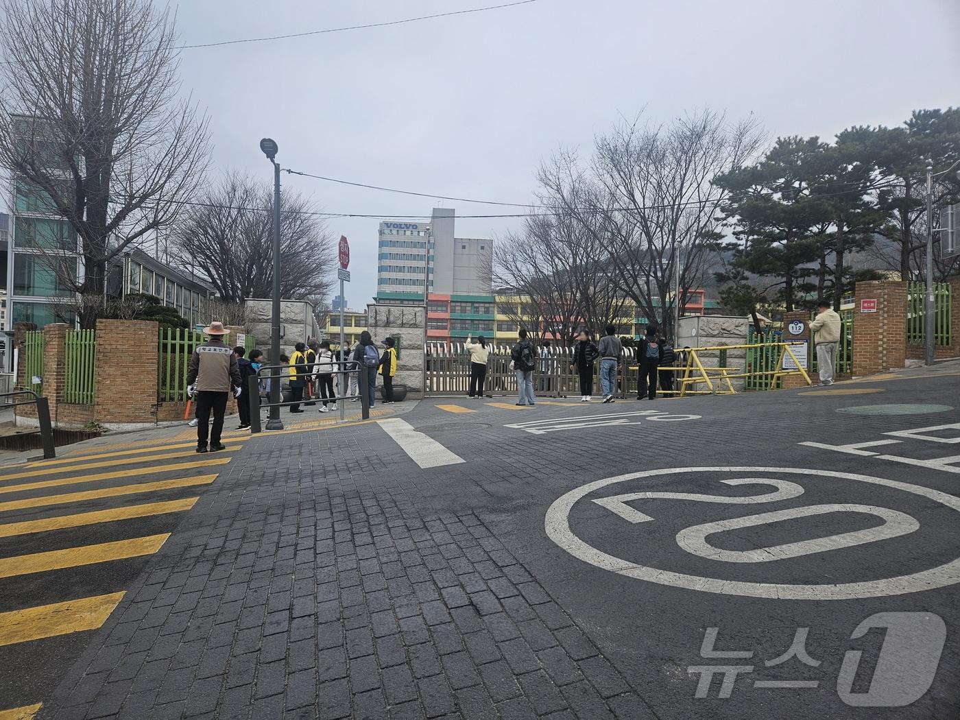 본문 이미지 - 한남초등학교 등학교 안전관리.(용산구 제공)