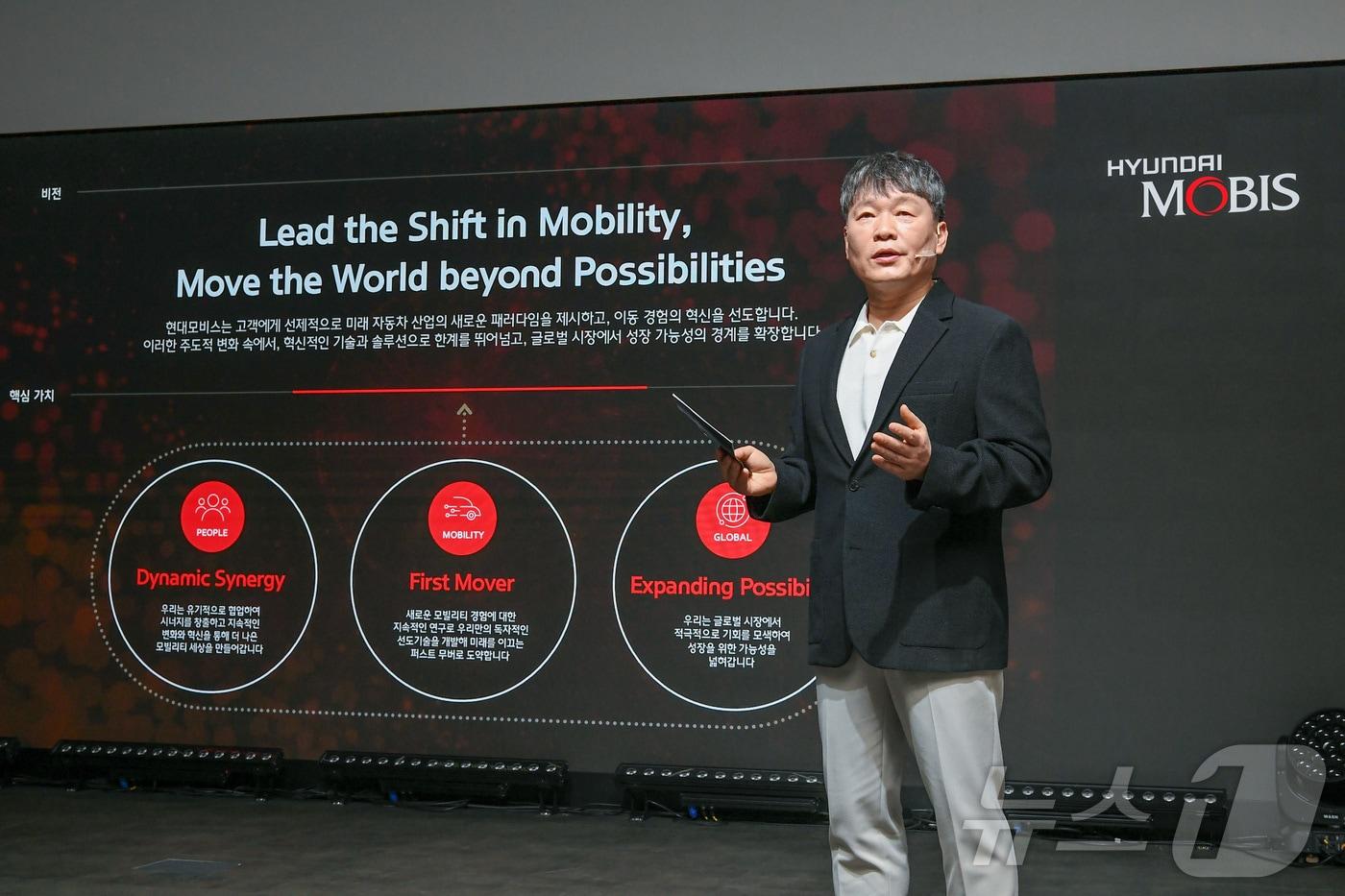  이규석 현대모비스 사장이 12일 열린 현대모비스 비전 선포식에서 임직원을 대상으로 비전과 핵심가치를 설명하고 있다.(현대모비스 제공) 