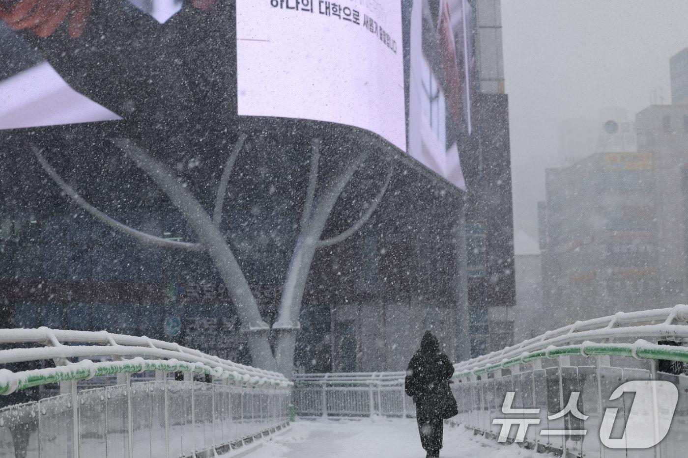 광주시 남구 백운동 푸른길브릿지에서 한 시민이 걷고 있다. 2025.3.18/뉴스1 ⓒ News1 박지현 기자