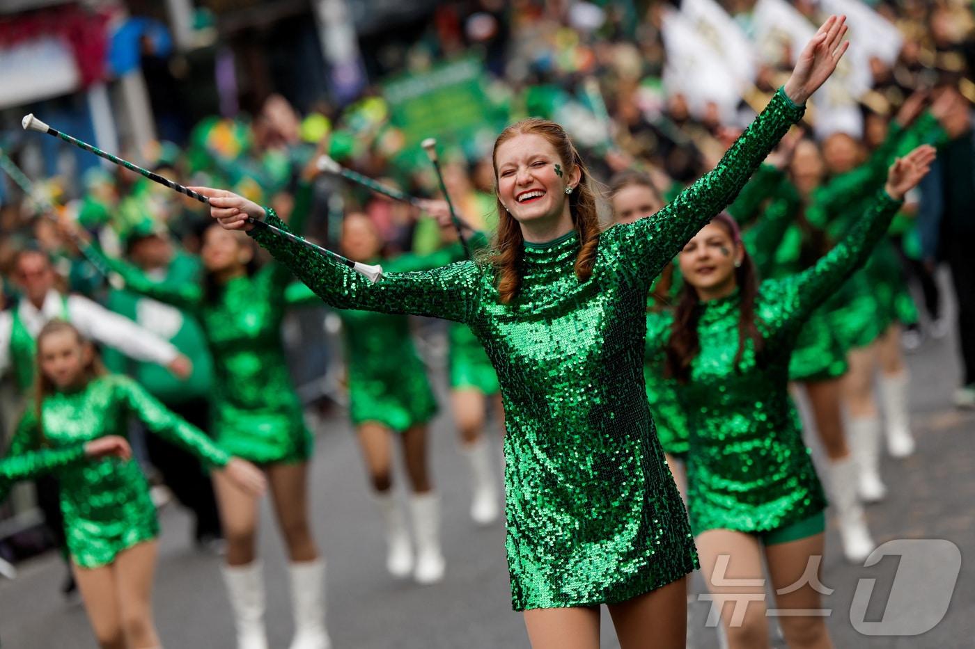  17일(현지시간) 아일랜드 더블린에서 열린 성패트릭의 날(St. Patrick's Day) 축제에서 참가자들이 축하 퍼레이드를 하고 있다.ⓒ 로이터=뉴스1