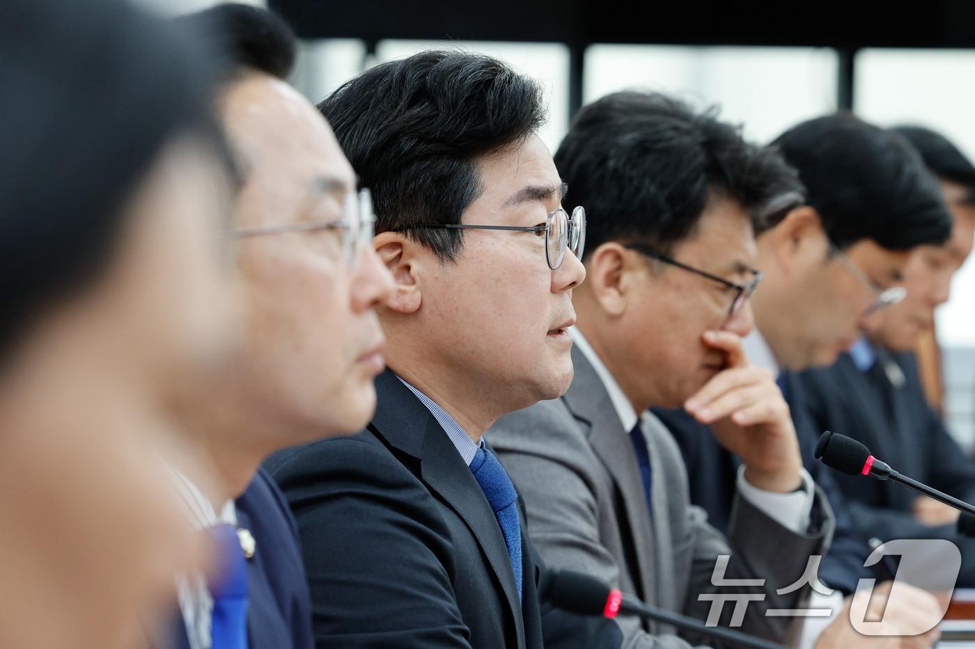 박찬대 더불어민주당 원내대표가 18일 오전 서울 여의도 국회에서 열린 원내대책회의에 참석해 모두 발언하고 있다. 2025.3.18/뉴스1 ⓒ News1 안은나 기자