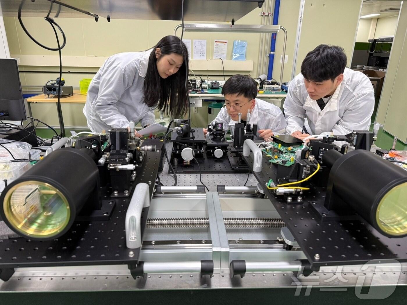 본문 이미지 -  전자통신연구원 연구진이 광무선통신 연구를 진행하고 있다. (전자통신연 제공. 재판매 및 DB금지) /뉴스1