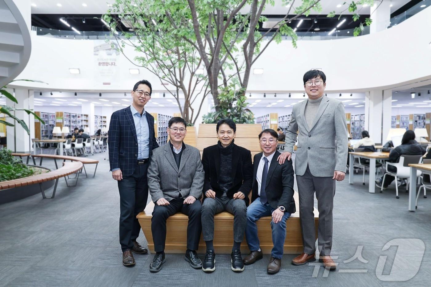 왼쪽부터 광운대 오종민 전자재료공학과 교수, 신희철 반도체시스템공학부 교수, 구상모 전자재료공학과 교수, 박철환 화학공학과 교수, 신원호 전자재료공학과 교수. &#40;광운대 제공&#41;