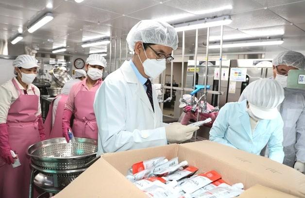 본문 이미지 - 윤건영 충북교육감이 18일 청주 대성여자상업고등학교를 찾아 학교급식 식재료 등을 살피고 있다.(충북도교육청 제공. 재판매 및 DB금지)/뉴스1