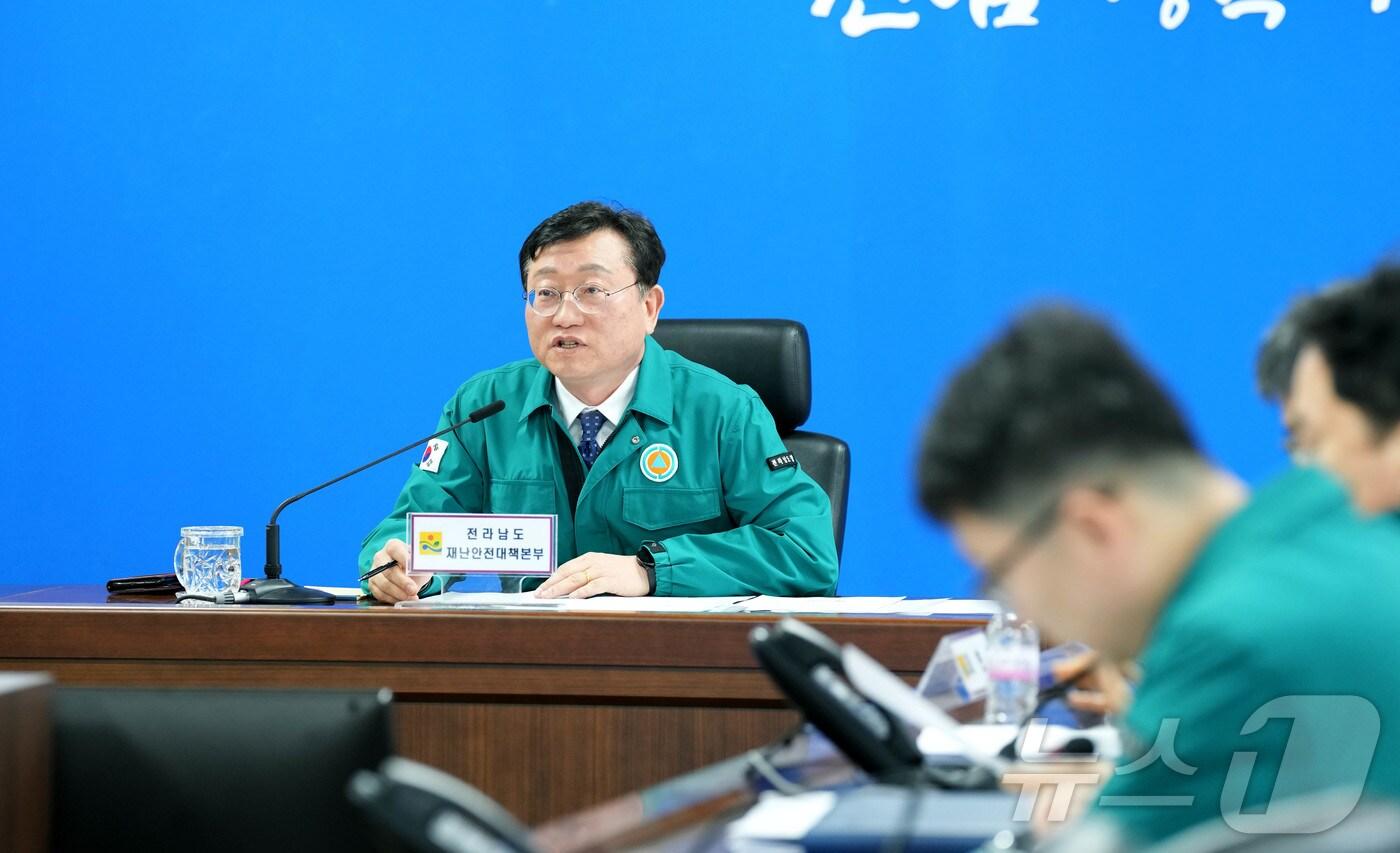 명창환 전라남도 행정부지사가 18일 오전 재난종합상황실에서 관계 실·국장 및 영상으로 연결된 시·군 부단체장, 관련 기관장들이 참석한 가운데 구제역 확산 방지 긴급 방역대책 점검 영상회의를 주재하고 있다.&#40;전남도 제공. 재판매 및 DB금지&#41; 2025.3.18/뉴스1