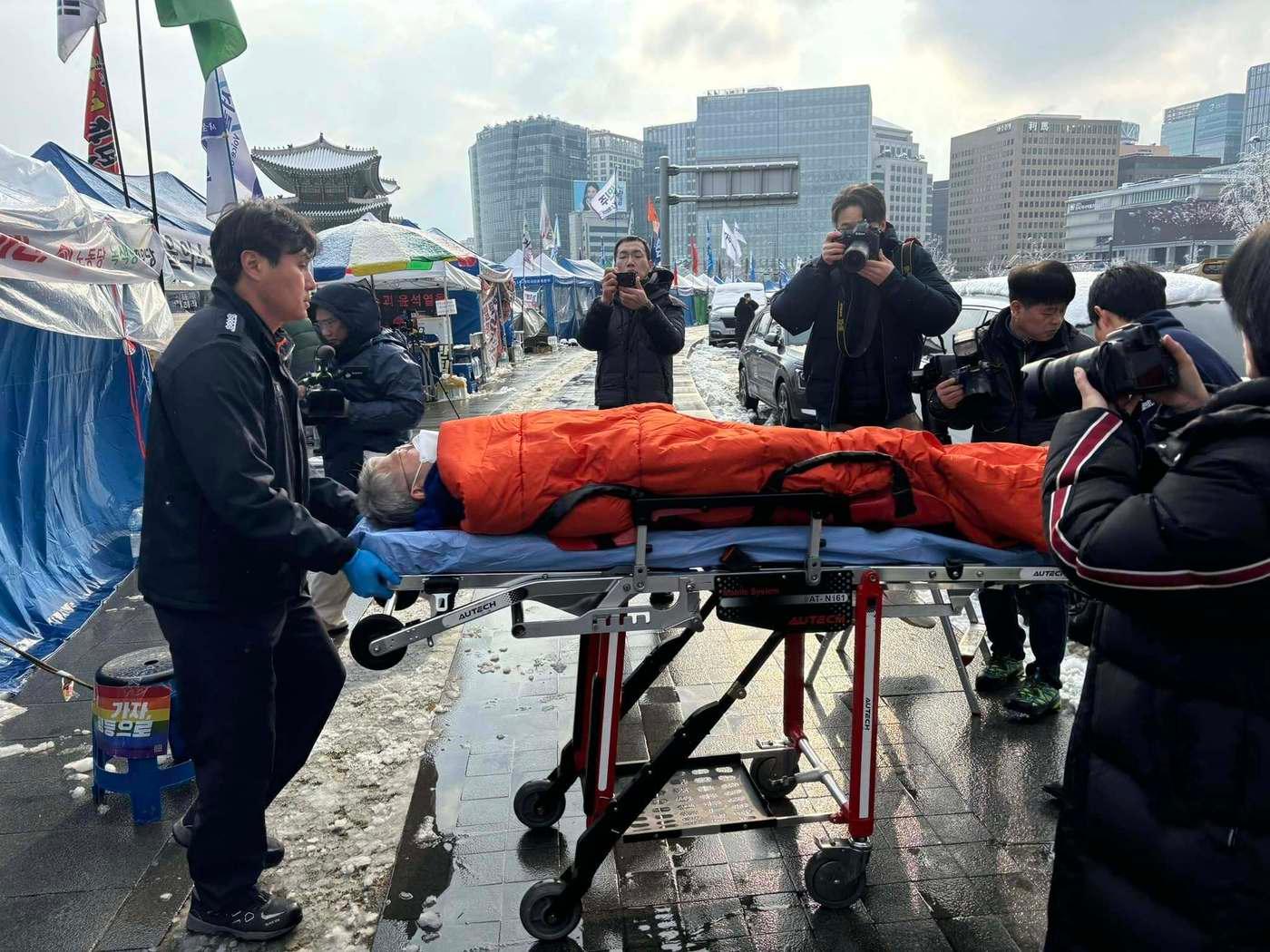 본문 이미지 - 윤석열 대통령의 파면을 촉구하며 단식 중이던 민형배 더불어민주당 의원이 18일 병원으로 이송됐다. 2025.03.18/뉴스1 (박수현 민주당 의원 페이스북 갈무리)