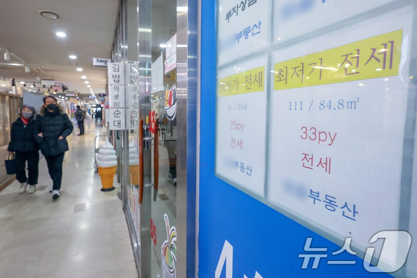 본문 이미지 - 서울 송파구의 공인중개사 사무소에 전세 매물 정보가 게시돼 있다./뉴스1 ⓒ News1 민경석 기자