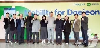 본문 이미지 - 대전교통공사를 찾은 우크라이나 하르키우시 리포뷔 드미트로 부시장(왼쪽 일곱번째)과 한국·우크라이나 경제협력협회 일행들. (대전교통공사 제공.재판매 및 DB금지)/뉴스1 