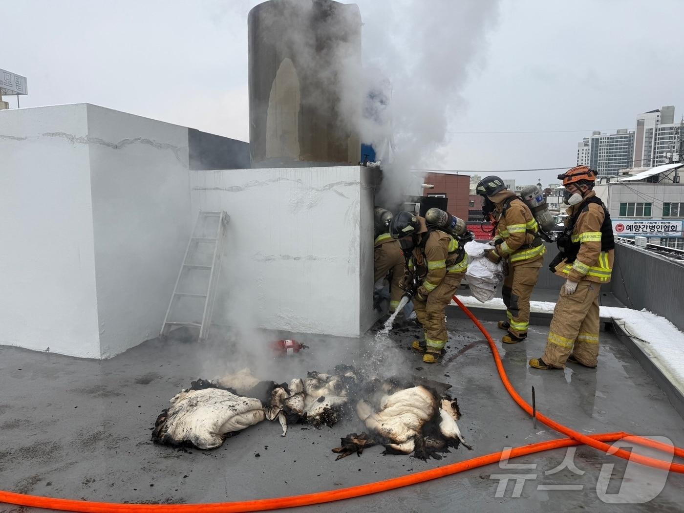 본문 이미지 - 18일 오전 10시 11분쯤 광주 북구 우산동의 한 모텔에서 불이 나 소방당국이 진화하고 있다.(광주 북부소방 제공. 재판매 및 DB 금지)