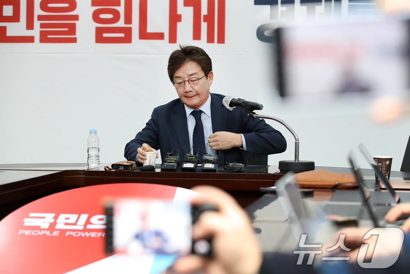 유승민 전 국민의힘 의원이 18일 오전 대구 수성구 국민의힘 대구시당에서 열린 기자간담회에 참석해 발언을 준비하고 있다. 2025.3.18/뉴스1 ⓒ News1 공정식 기자