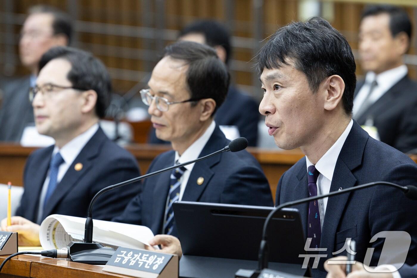 본문 이미지 - 이복현 금융감독원 원장이 오전 서울 여의도 국회 정무위원회에서 열린 홈플러스·MBK 파트너스 및 삼부토건 관련 긴급 현안질의에서 의원 질의에 답변하고 있다. 2025.3.18/뉴스1 ⓒ News1 이재명 기자
