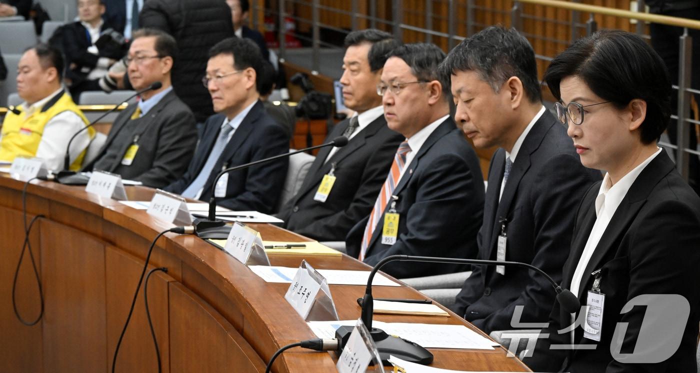 본문 이미지 - 조주연 홈플러스 공동대표(오른쪽부터)와 김광일MBK 파트너스 부회장 겸 홈플러스 공동 대표 등 채택증인들이 18일 오전 서울 여의도 국회에서 열린 정무위원회 홈플러스 기업회생절차에 대한 현안 질의에서 의원들의 질의를 듣고 있다. (공동취재) 2025.3.18/뉴스1 ⓒ News1 이재명 기자