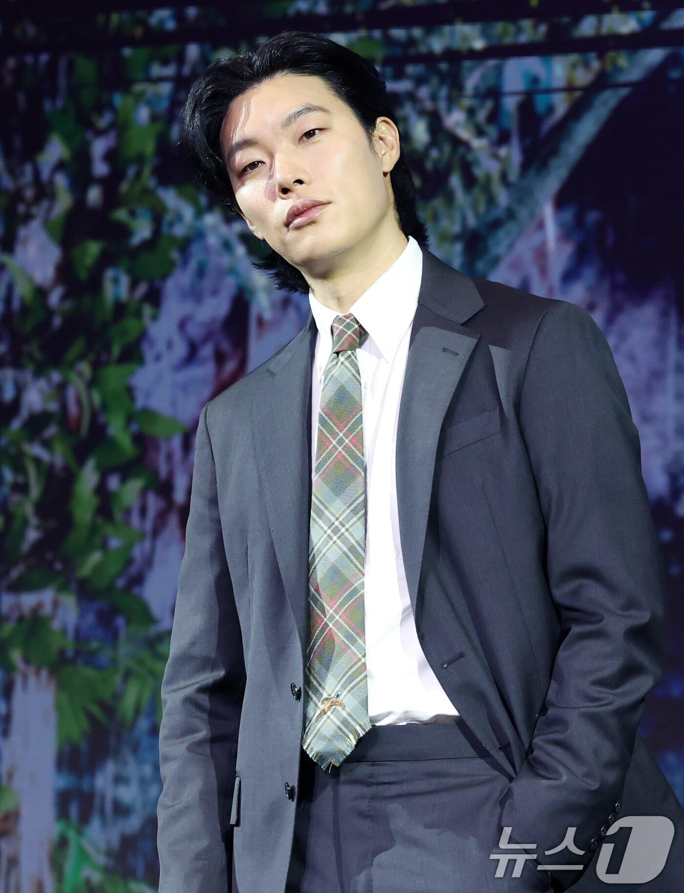 본문 이미지 - 배우 류준열이 18일 서울 마포구 호텔나루 서울 엠갤러리에서 열린 넷플릭스 '계시록'(감독 연상호) 제작보회에서 포즈를 취하고 있다. '계시록'은 실종 사건의 범인을 단죄하는 것이 신의 계시라 믿는 목사(류준열 분)와 죽은 동생의 환영에 시달리는 실종 사건 담당 형사(신현빈 분)가 각자의 믿음을 쫓으며 벌어지는 이야기를 그린 작품이다. 2025.3.18/뉴스1 ⓒ News1 권현진 기자