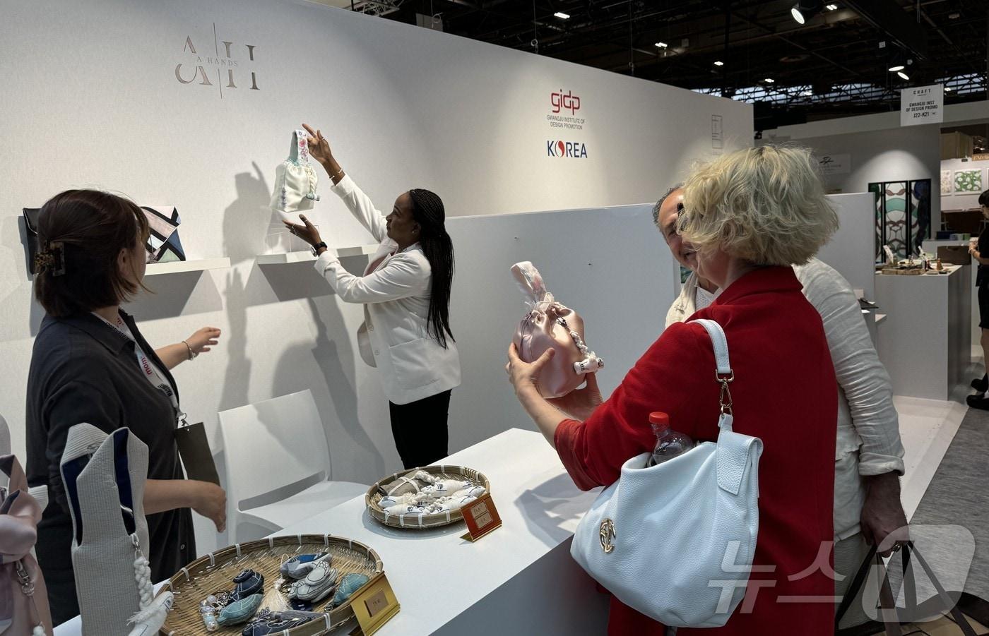 지난해 열린 '메종&오브제(Maison&Objet Paris 2024)' 의 광주지다인진흥원 공동관을 참가자들이 둘러보고 있다.(광주디자인진흥원 제공, 재판매 및 DB 금지)