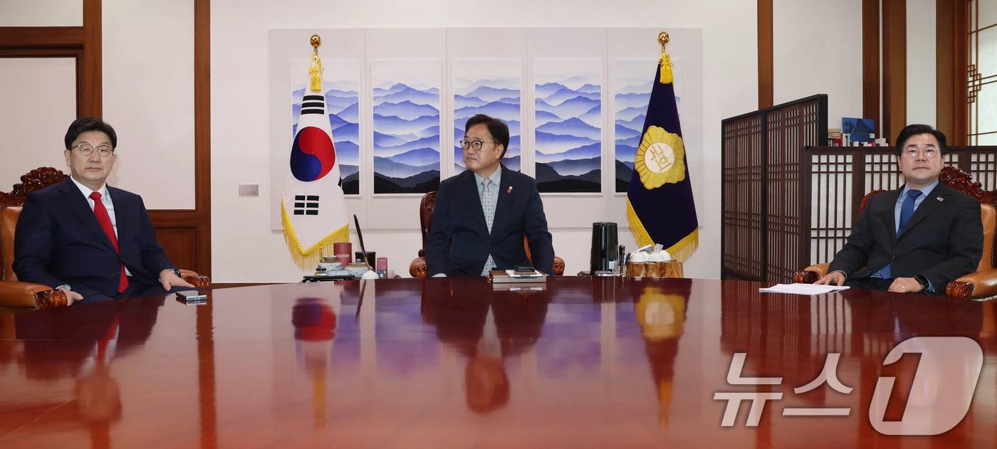 본문 이미지 - 우원식 국회의장(가운데)과 권성동 국민의힘 원내대표(왼쪽), 박찬대 더불어민주당 원내대표가 18일 오전 서울 여의도 국회에서 회동을 하고 있다.(공동취재) 2025.3.18/뉴스1 ⓒ News1 이광호 기자