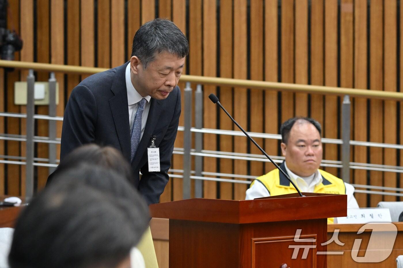 본문 이미지 - 김광일 홈플러스 대표이사 겸 MBK 부회장이 18일 국회에서 열린 정무위원회 홈플러스 기업회생절차에 대한 현안 질의에서 고개 숙여 인사하고 있다. (공동취재) 2025.3.18/뉴스1 ⓒ News1 이재명 기자