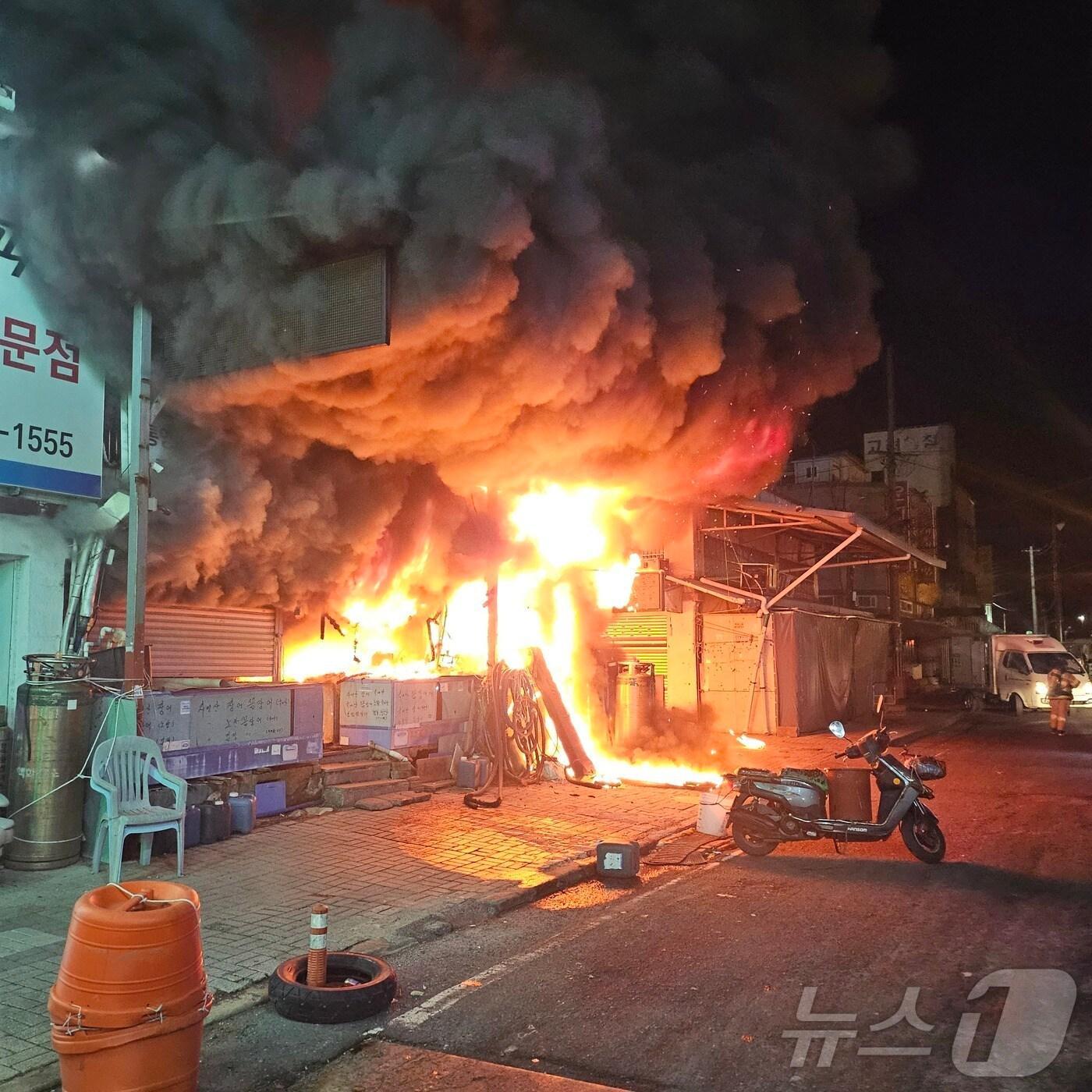 본문 이미지 - 18일 오전 1시 43분쯤 창원시 마산합포구 남성동 마산어시장 종합상가의 수산물 도소매점에서 불이 났다.(창원소방본부 제공. 재판매 및 DB금지)