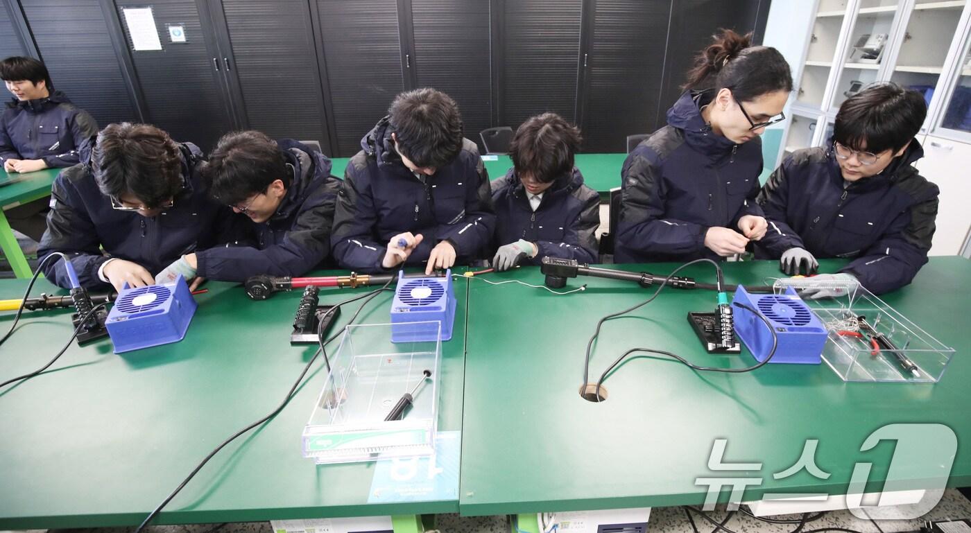 본문 이미지 - 제주 한림공업고등학교에서 전자과 3학년 학생들이 소형무인기 정비 수업 실습을 하고 있다(사진은 기사 내용과 무관함) / 뉴스1 