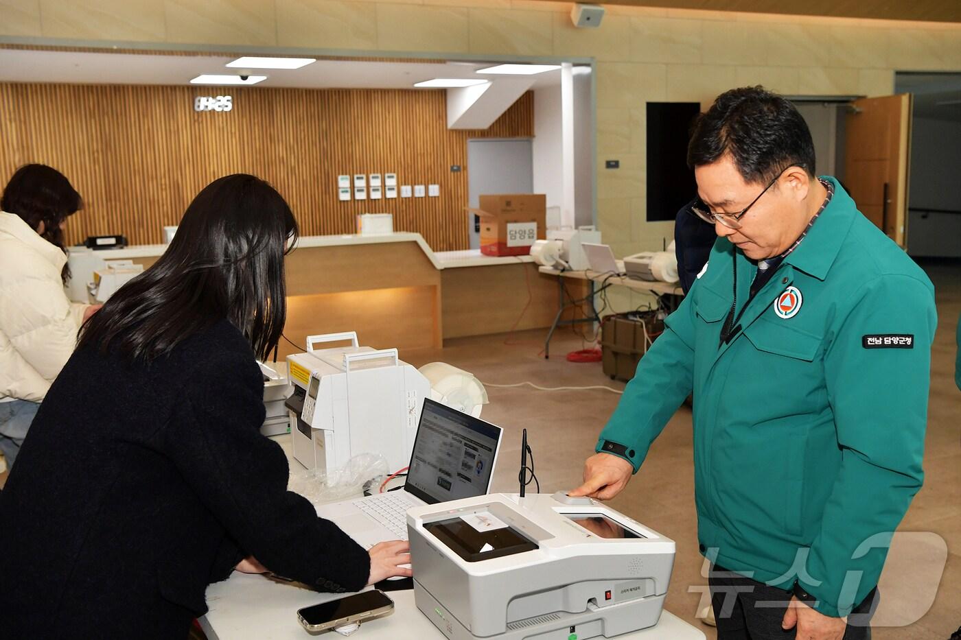 정광선 담양 부군수가 4월 2일 담양군수 재선거에 대비해 사전투표 모의시험을 하고 있다.(담양군 제공. 재배포 및 DB 금지)