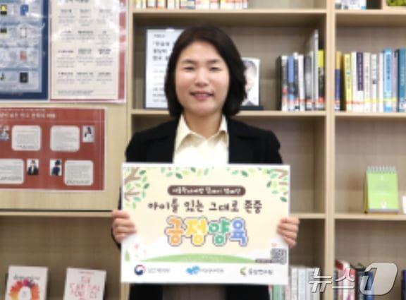 본문 이미지 - 전희경 충남연구원장이 아동학대 예방 릴레이 캠페인에 참여하고 있다. (충남연구원 제공. 재판매 및 DB금지) /뉴스1