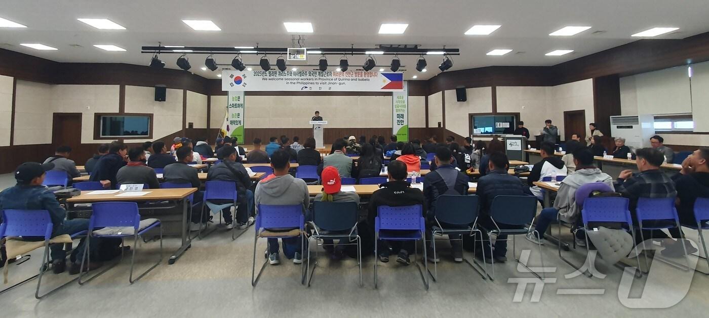 18일 전북자치도 진안군과 협약 체결국인 필리핀 계절근로자 46명이 입국해 농업기술센터에서 만남의 시간을 가졌다.(진안군제공. 재판매 및 DB금지)