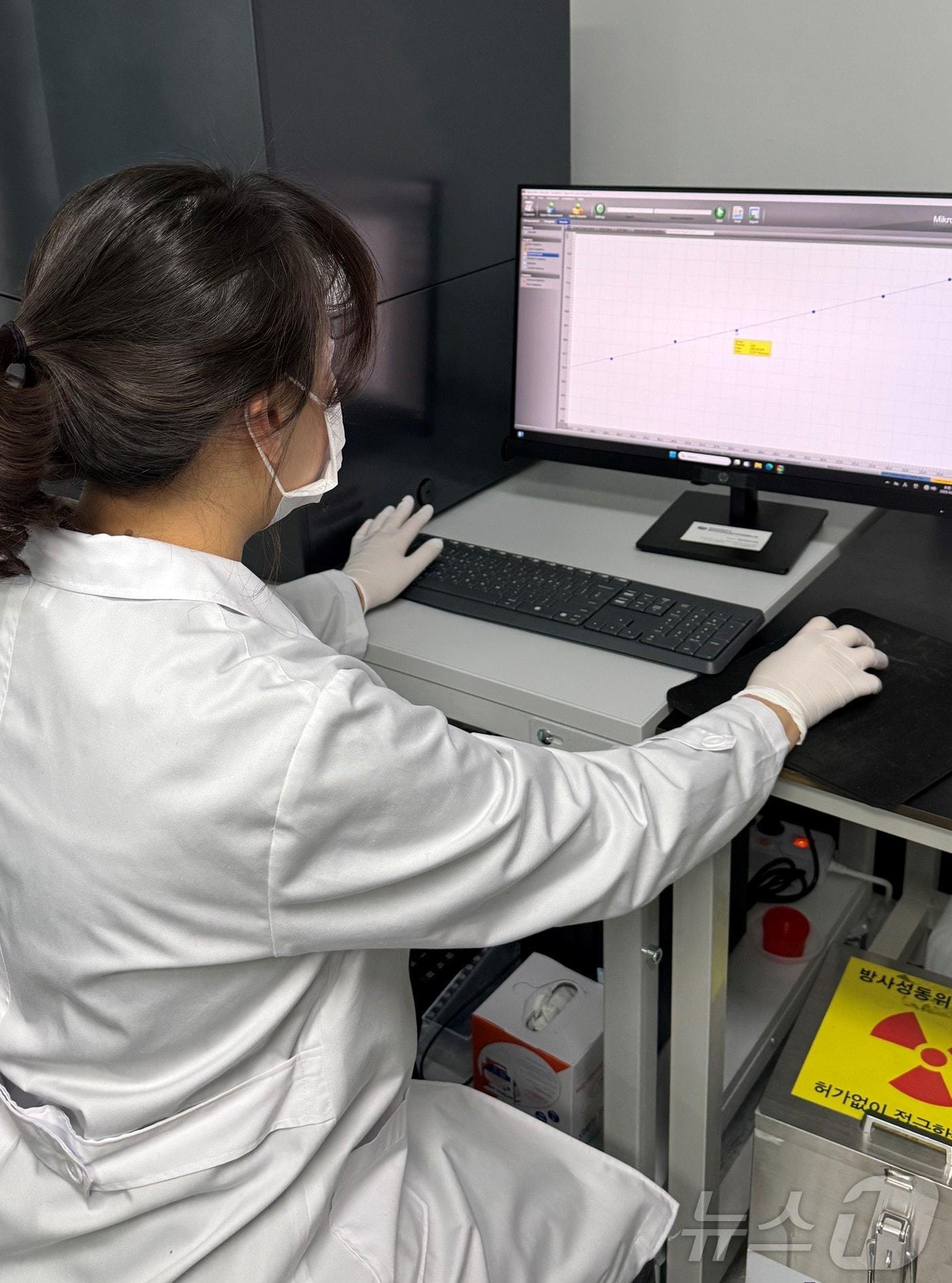 본문 이미지 - 전남보환연 방사능 검사 모습.(전남도 제공. 재판매 및 DB금지) 2025.3.18/뉴스1