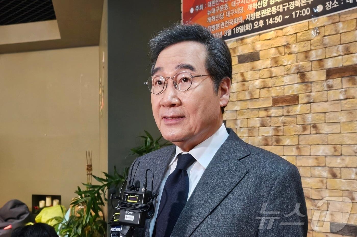 본문 이미지 - 이낙연 전 국무총리(새미래민주당 상임대표)가 18일 오후 대구 중구 대구YMCA카페에서 기자들과 만나 질문에 답하고 있다. 2025.3.18/뉴스1 ⓒ News1 남승렬 기자