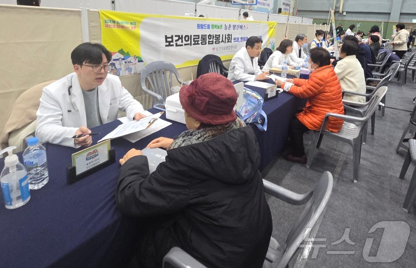 농림축산식품부가 18일 경기도 포천에서 운영한 '농촌 왕진버스'에서 지역 주민이 진료받고 있다. 2025.03.18 ⓒ 뉴스1 김승준 기자