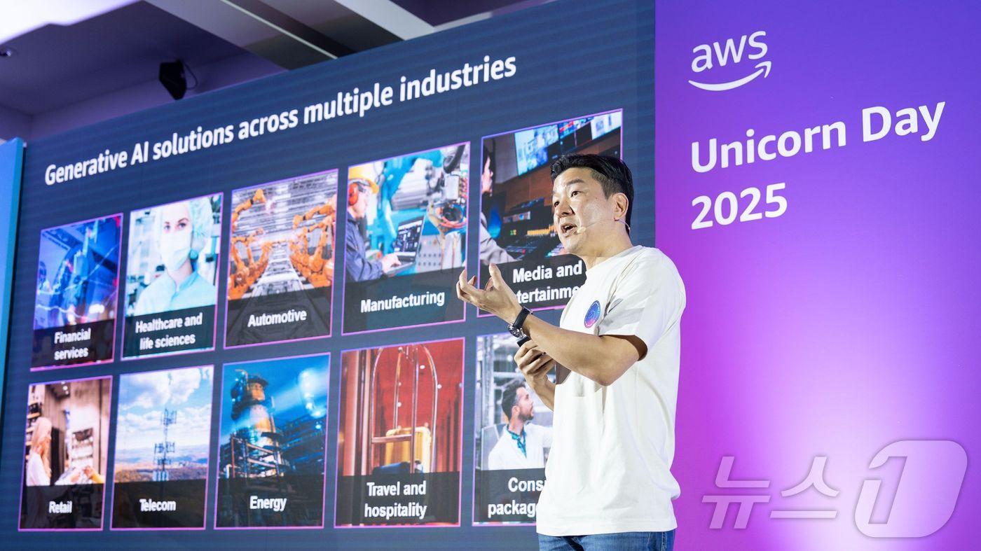 김영태 AWS 한국 시니어 세일즈 매니저가 발표하고 있다.(AWS코리아 제공)