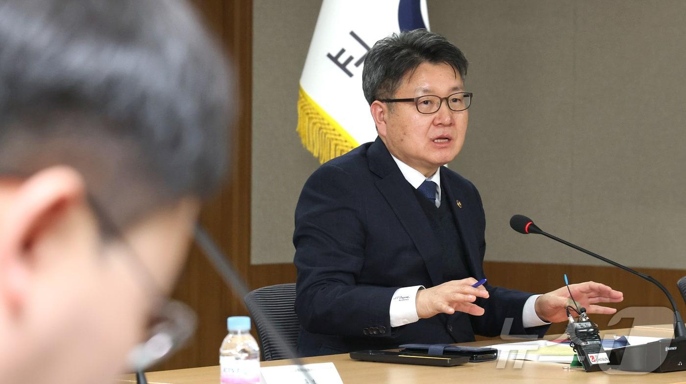 오석환 교육부 차관이 세종시 정부세종청사에서 2기 글로컬대학 제3차 혁신지원 토론회에 참석해 관계자들과 의견을 나누고 있다. ⓒ News1 김기남 기자