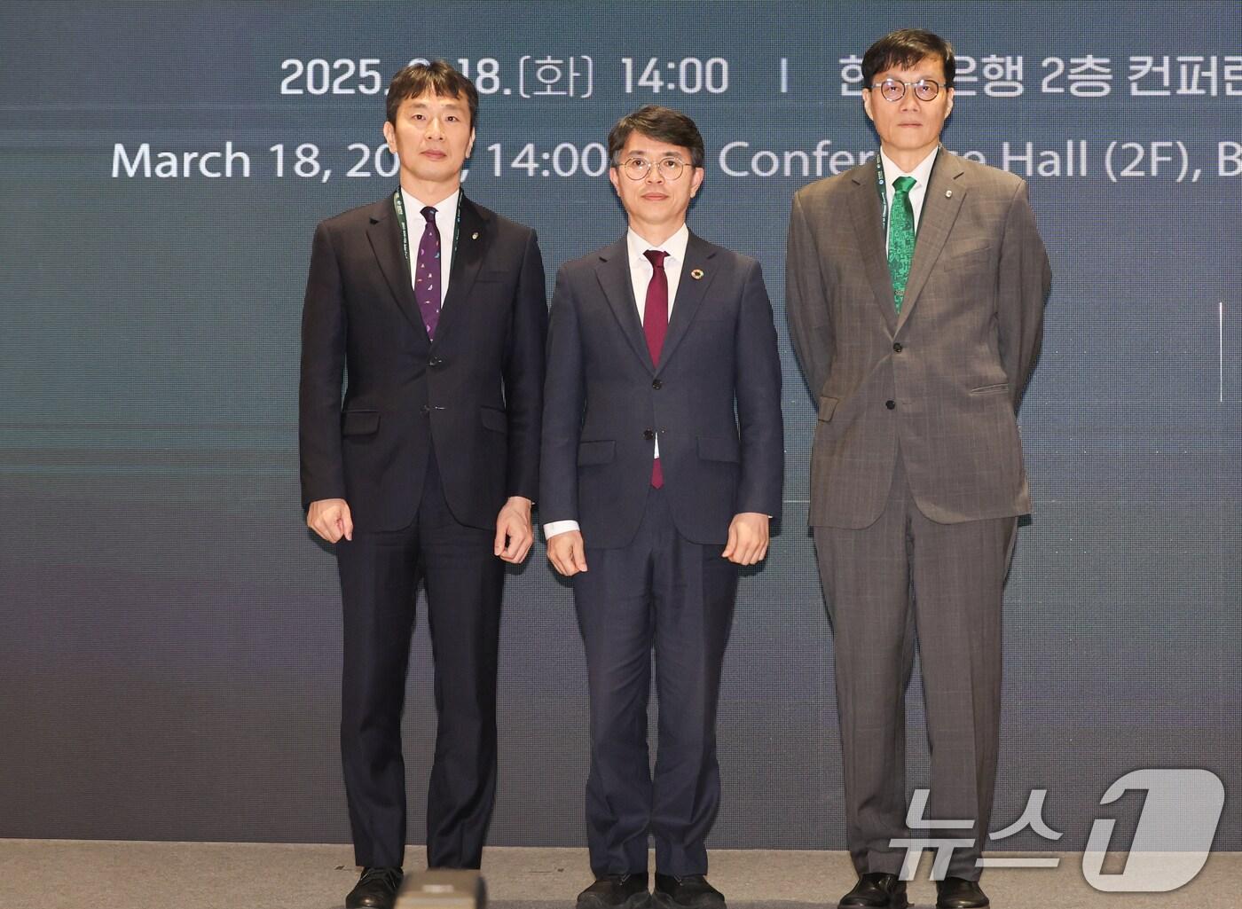 본문 이미지 - 이복현 금융감독원장&#40;왼쪽부터&#41;, 김완섭 환경부 장관, 이창용 한국은행 총재가 서울 중구 한국은행 별관에서 열린 &#39;한국은행-금융감독원 공동 기후 금융 컨퍼런스: 기후 스트레스 테스트 결과를 중심으로&#39;에서 기념촬영을 하고 있다. 2025.3.18/뉴스1 ⓒ News1 허경 기자