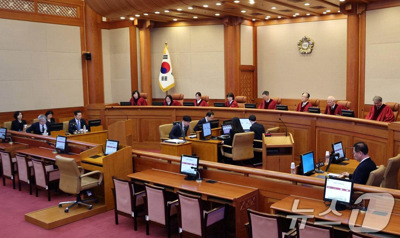 서울 종로구 헌법재판소 대심판정에 문형배 헌법재판소장 직무대행 등 재판관들이 착석해있다. (공동취재) /뉴스1 ⓒ News1 김명섭 기자