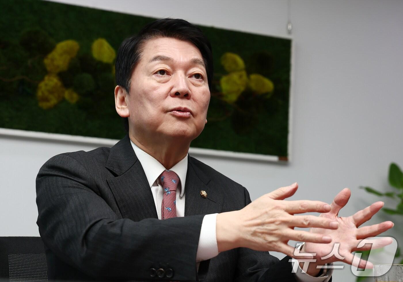 본문 이미지 - 안철수 국민의힘 의원이 18일 서울 여의도 국회에서 뉴스1과 인터뷰를 하고 있다. 2025.3.18/뉴스1 ⓒ News1 김민지 기자