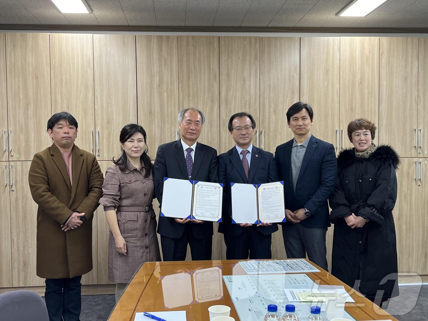 본문 이미지 - 인문화원과 용인YMCA가 지난 17일 업무협약을 맺고 지역 청소년들의 문화 정보 교류와 문화 활성화를 위해 협력해 나가기로 했다.&#40;용인YMCA 제공&#41;