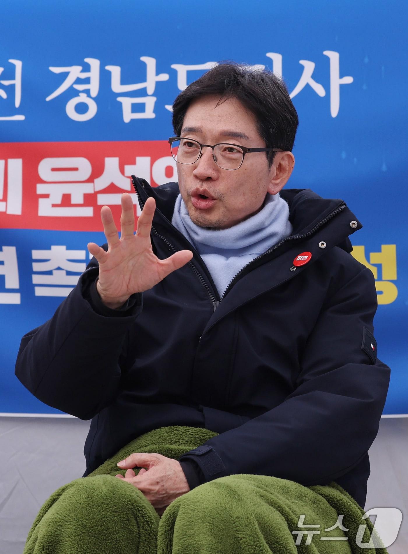 본문 이미지 - 윤석열 대통령의 파면을 촉구하며 단식 농성에 나선 김경수 전 경남도지사가 18일 오후 서울 종로구 경복궁역 인근 농성장에서 취재진 질문에 답하고 있다. 2025.3.18/뉴스1 ⓒ News1 박지혜 기자