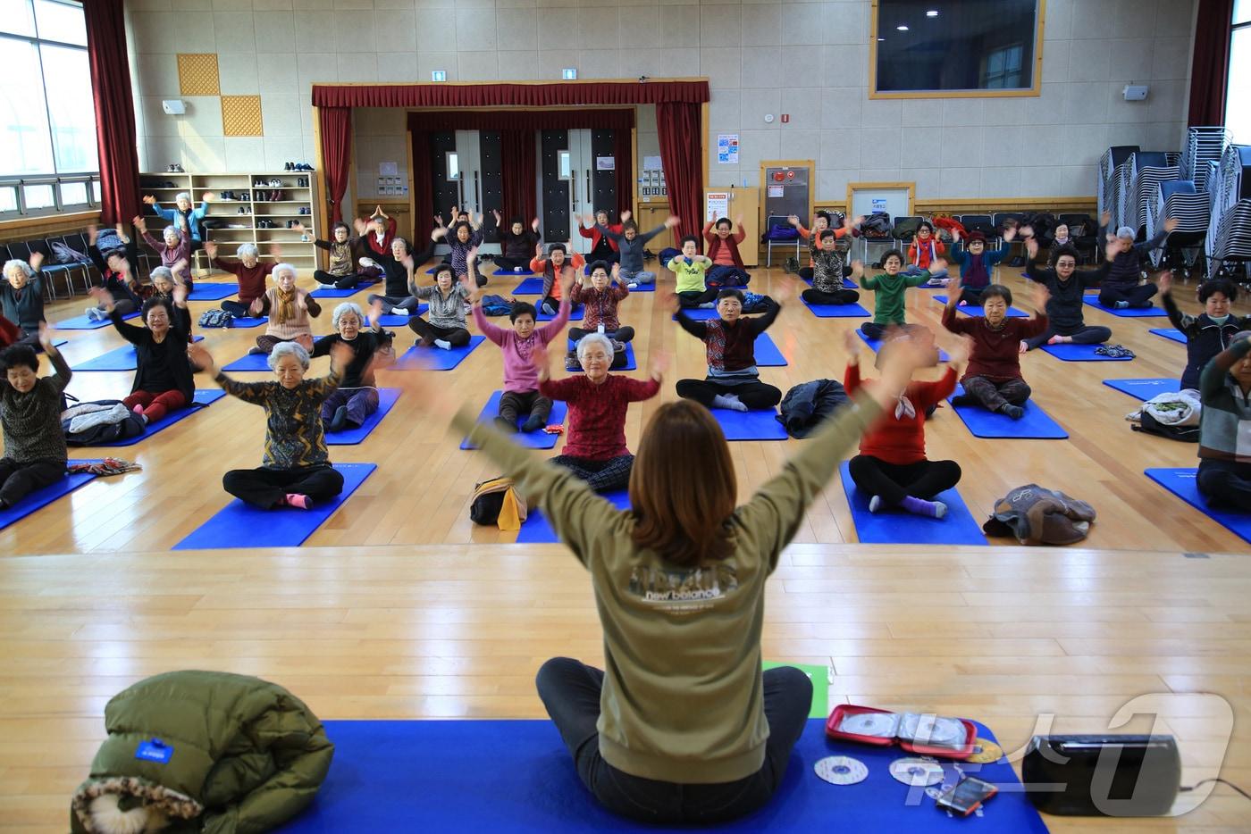 어르신 건강체조 교실.(과천시 제공)