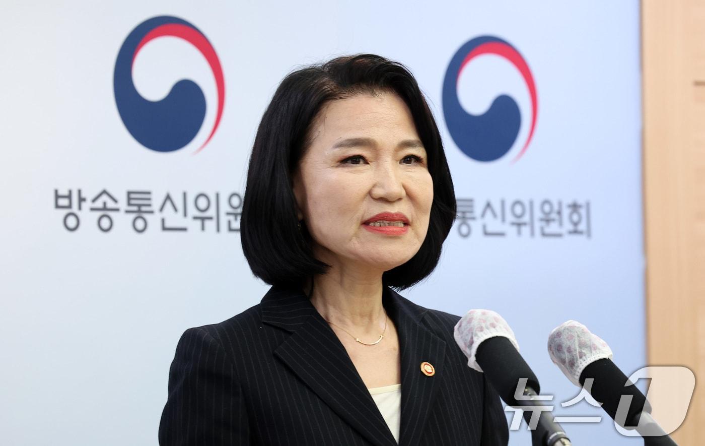 이진숙 방송통신위원장이 18일 경기도 정부과천청사 방송통신위원회에서 방송통신위원회설치운영법(방통위법) 재의 요구 관련 언론 브리핑을 하고 있다. 이날 열린 국무회의에서 최상목 대통령 권한대행 부총리 겸 기획재정부 장관이 재의요구권을 행사한 방통위법 개정안은 방통위 회의 최소 의사 정족수를 3인으로 하고, 의결 정족수는 출석위원의 과반으로 바꾸는 내용을 담고 있다. 2025.3.18/뉴스1 ⓒ News1 김성진 기자