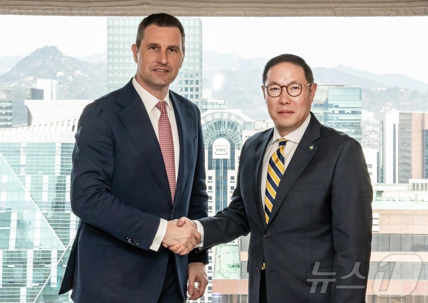 조현상 HS효성 부회장(오른쪽)이 17일 서울 중구 롯데호텔에서 바르나 탄초스 루마니아 부총리 겸 재무부장관을 만나 투자환경 개선을 협의했다(HS효성 제공) 2025.3.18/뉴스1