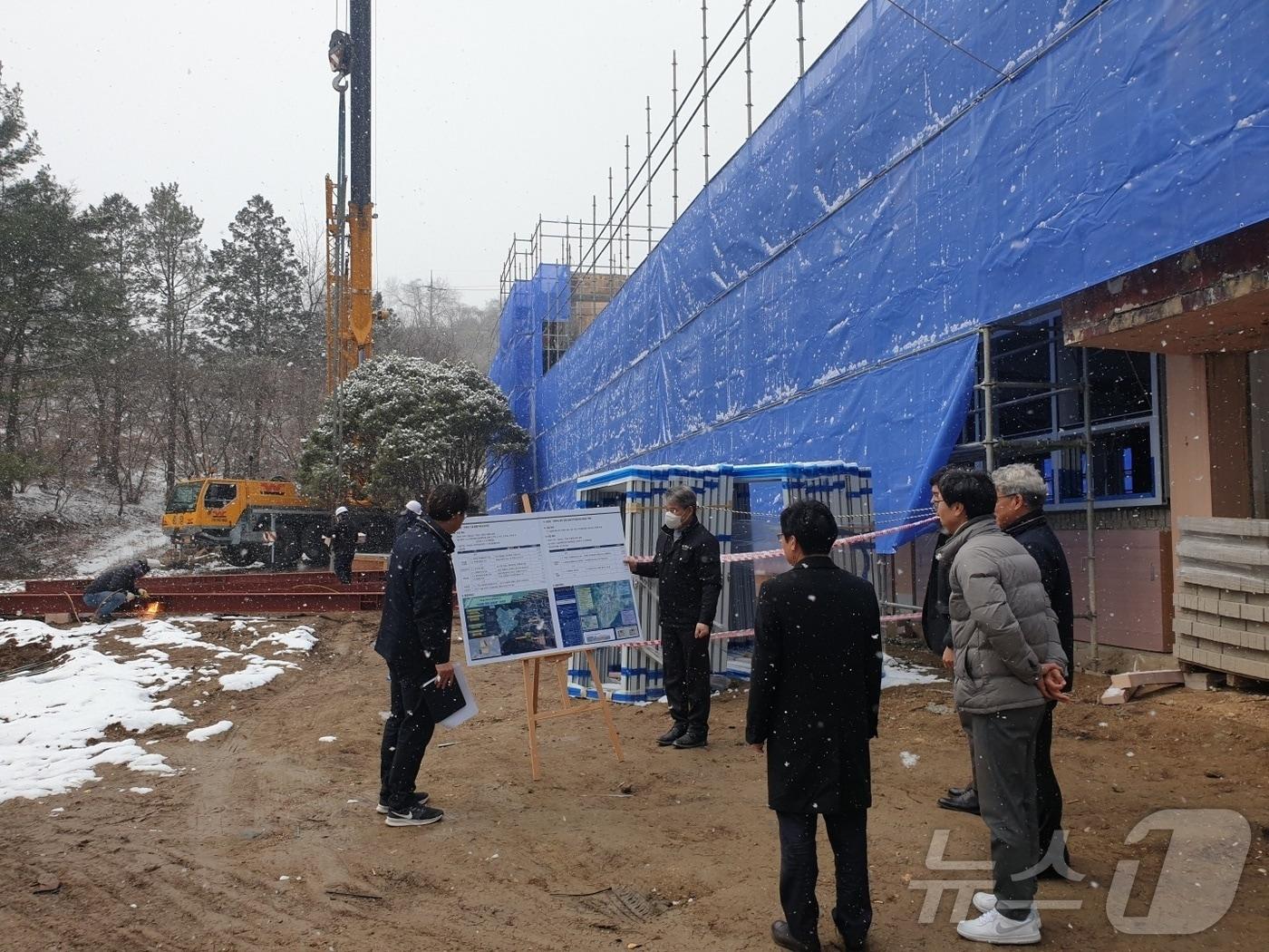 본문 이미지 - 경남도 관계자들이 18일 거창군 대동지구 농촌공간정비사업 현장을 방문해 현장 관계자로부터 사업 진행 상황을 듣고 있다.(경남도 제공. 재판매 및 DB금지)