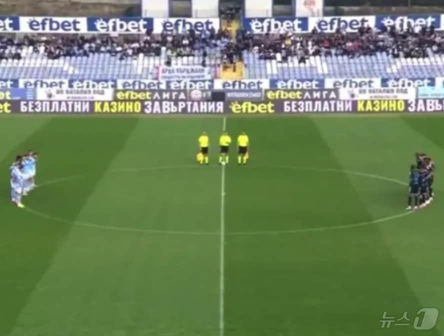 본문 이미지 - 불가리아 프로축구 1부의 아르다 커르잘리는 17일(현지시간) 레프스키 소피아와의 경기 전 팀 소속이었던 페트코 간체프의 죽음을 애도하는 자리를 만들었다.(X 갈무리).