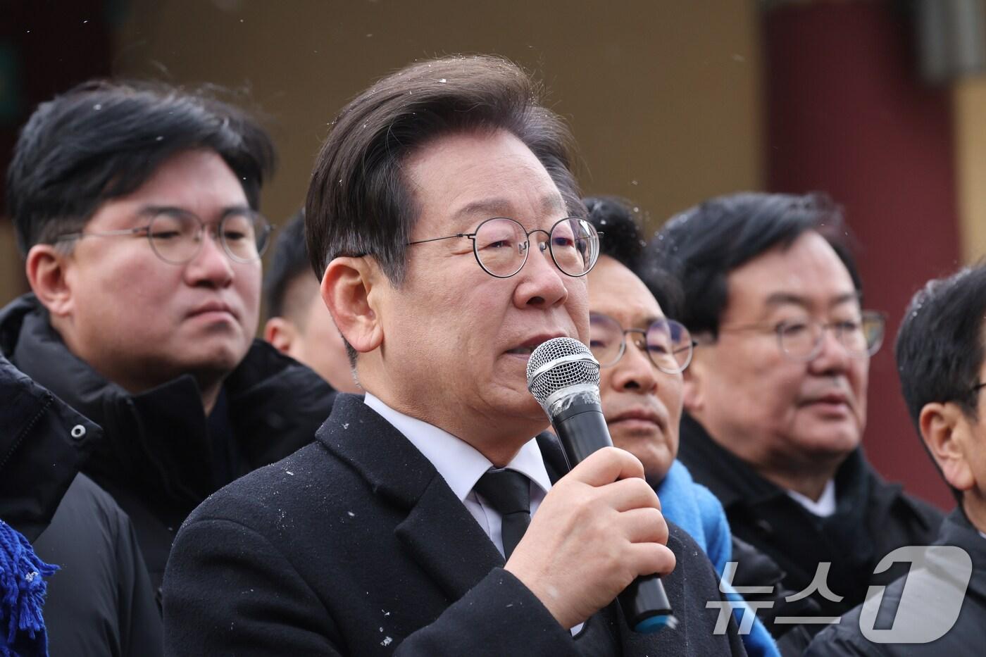 이재명 더불어민주당 대표가 18일 광주 북구 5.18민주묘역을 찾아 헌화 분향후 기자들에게 브리핑을 하고 있다. 2025.3.18/뉴스1 ⓒ News1 김태성 기자