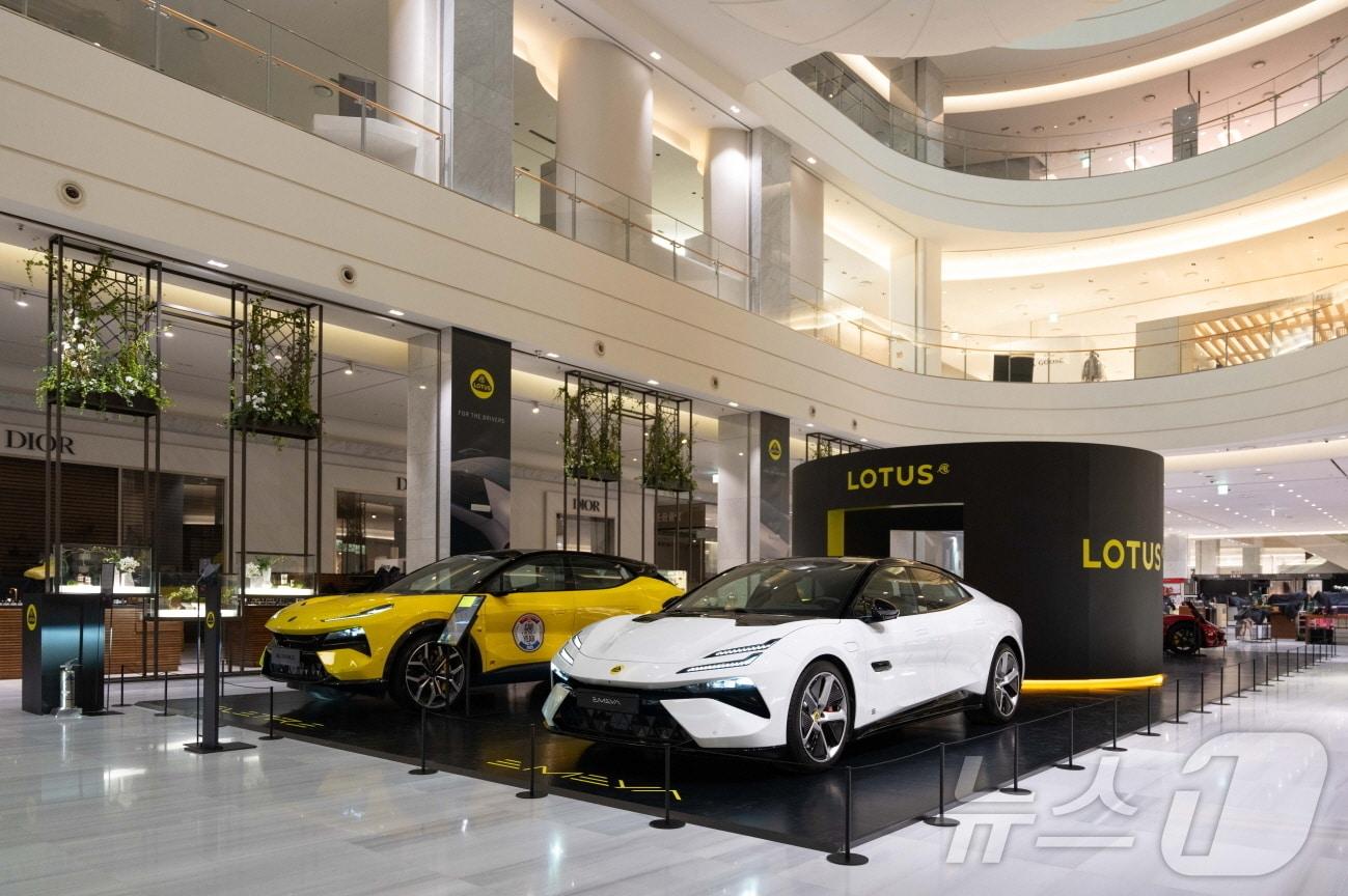 본문 이미지 -  현대백화점 판교점의 로터스자동차코리아 팝업 전시장.(로터스자동차코리아 제공)