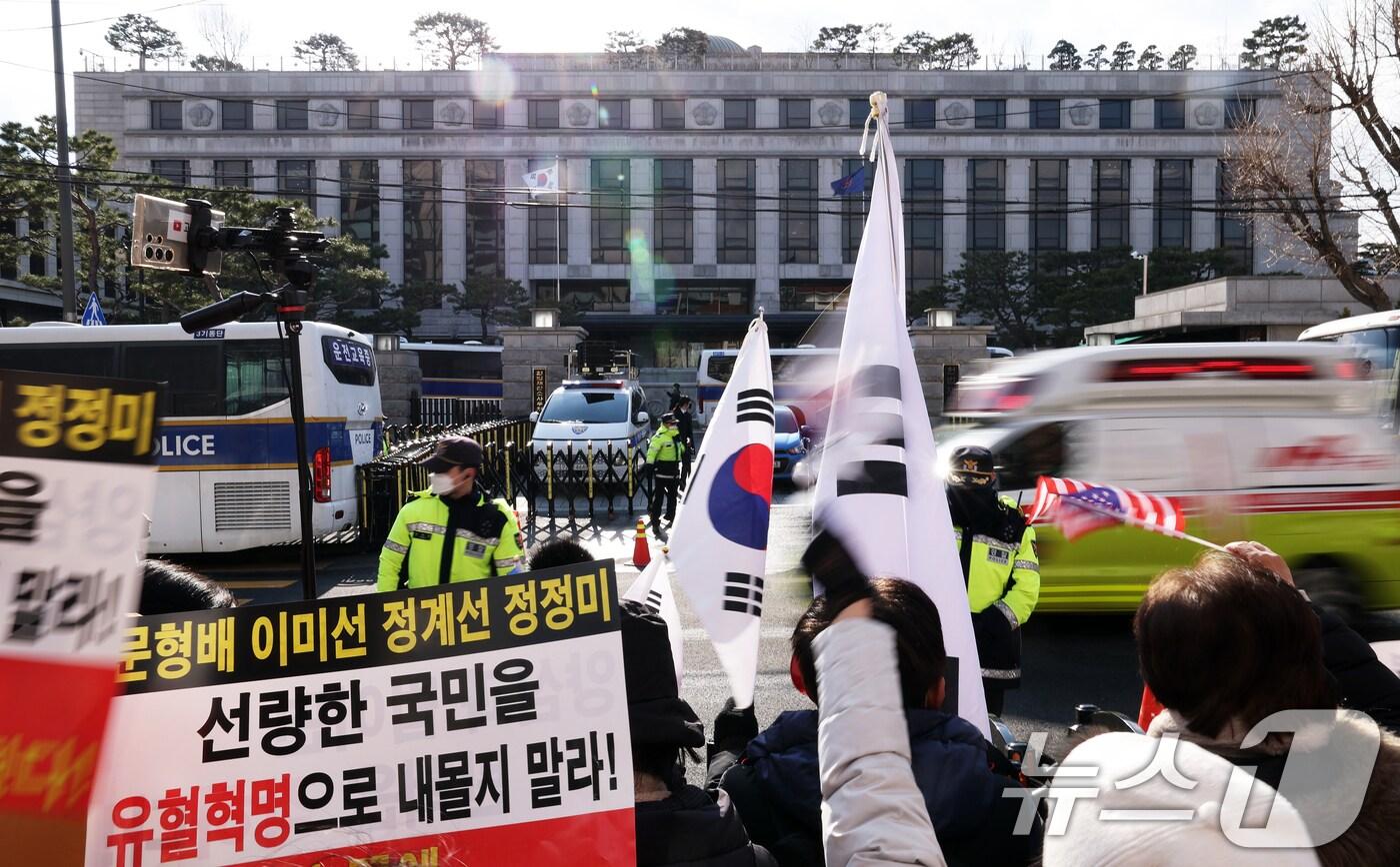 윤석열 대통령 탄핵심판의 선고일 지정이 임박한 것으로 알려진 18일 오후 서울 종로구 헌법재판소 앞에서 윤 대통령 지지자들이 태극기를 흔들며 '탄핵 각하' 구호를 외치고 있다. 2025.3.18/뉴스1 ⓒ News1 오대일 기자